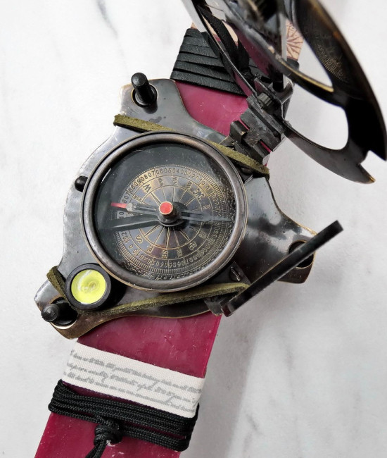 Λαμπάδα με Συλλεκτική Πυξίδα Λαμπάδα με Συλλεκτική Πυξίδα