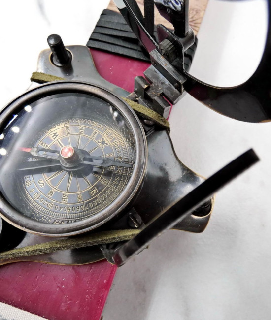 Λαμπάδα με Συλλεκτική Πυξίδα Λαμπάδα με Συλλεκτική Πυξίδα