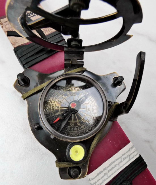 Λαμπάδα με Συλλεκτική Πυξίδα Λαμπάδα με Συλλεκτική Πυξίδα