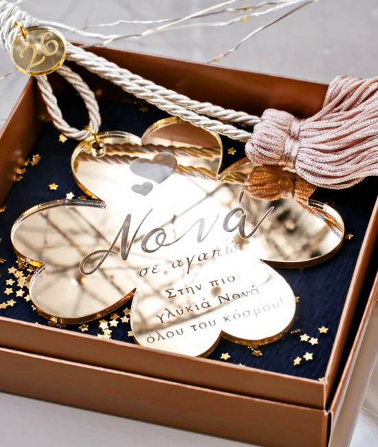 Χρυσό Γούρι Τριφύλλι 2026 για τη Νονά - Κουτί Δώρου Χρυσό Γούρι Τριφύλλι 2026 για τη Νονά - Κουτί Δώρου