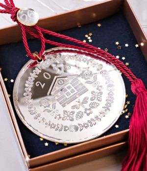 Ασημί Κρεμαστό Γούρι - Σπίτι 2026 σε Κουτί Δώρου