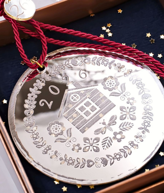 Ασημί Κρεμαστό Γούρι - Σπίτι 2026 σε Κουτί Δώρου Ασημί Κρεμαστό Γούρι - Σπίτι 2026 σε Κουτί Δώρου