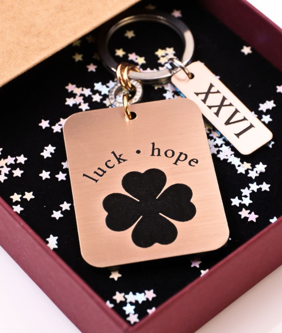 Γυναικείο Μπρελόκ Γούρι 2026: Black Four Leaf Clover